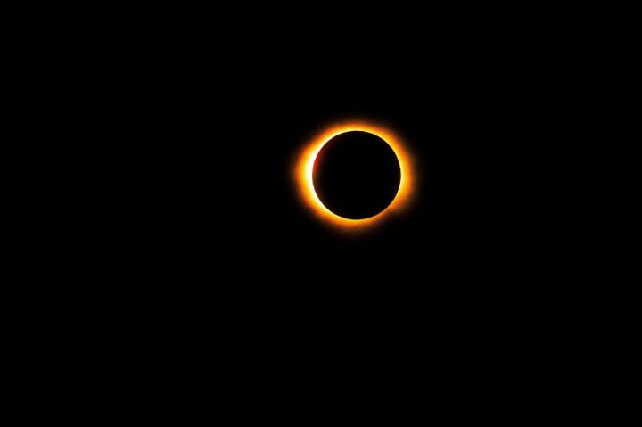 ¿Por qué se puede ver un eclipse lunar sin gafas?